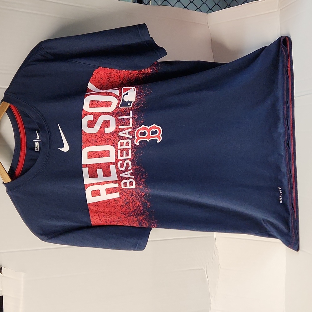 EUC The Nike Tee Athletic Cut Boston Redsox Men's sz M tshirt